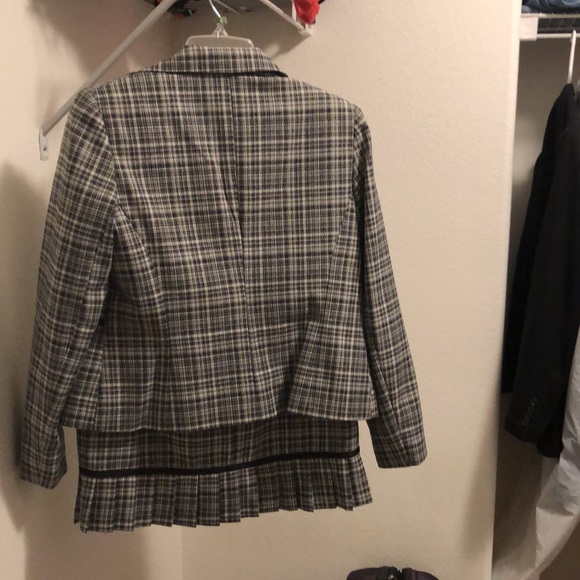 Women’s blazer and skirt suits two piece. - Picture 4 of 4